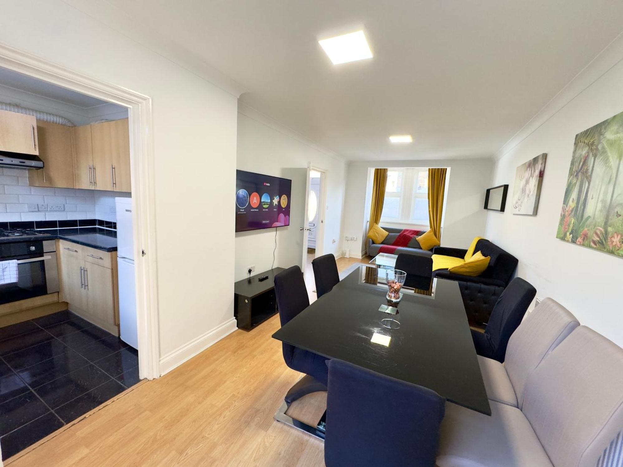 3 Bedrooms Spacious House, Separate Reception, 2 Full Bathrooms, Parking, Garden 런던 외부 사진